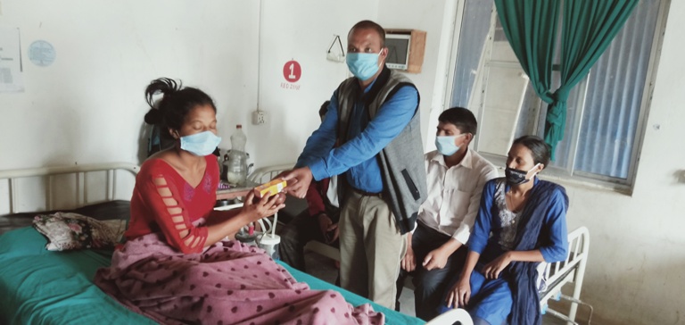 नेकपा नेता नगिन्द्र शाहीद्धारा जन्मदिनमा विरामीलाई फलफूल वितरण