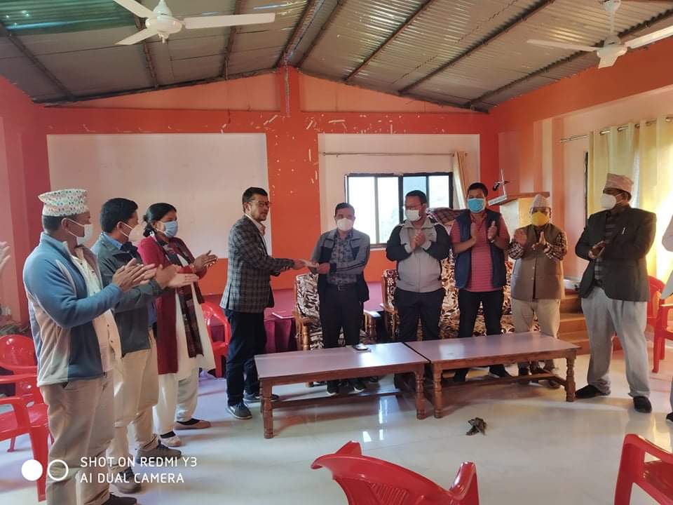 काँग्रेस कालिकाेट प्रवक्ता विष्टद्वारा पहिराे पीडितलाई राहत हस्तान्त्रण
