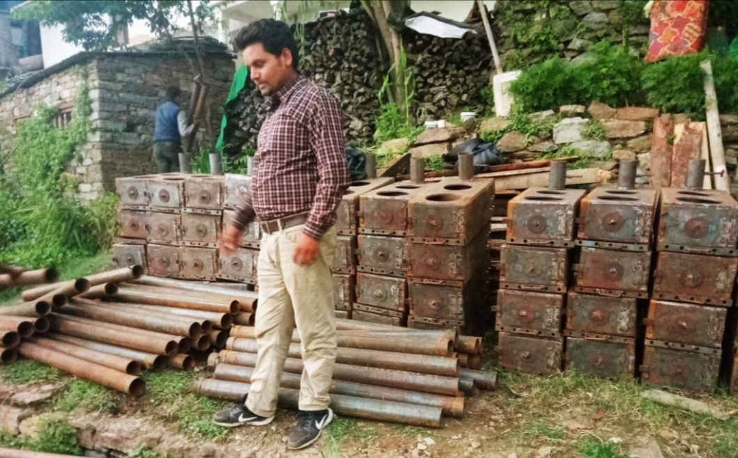 दलित समुदायको लागि सुधारीएको चुलो वितरण गर्दै -चौलागाईं