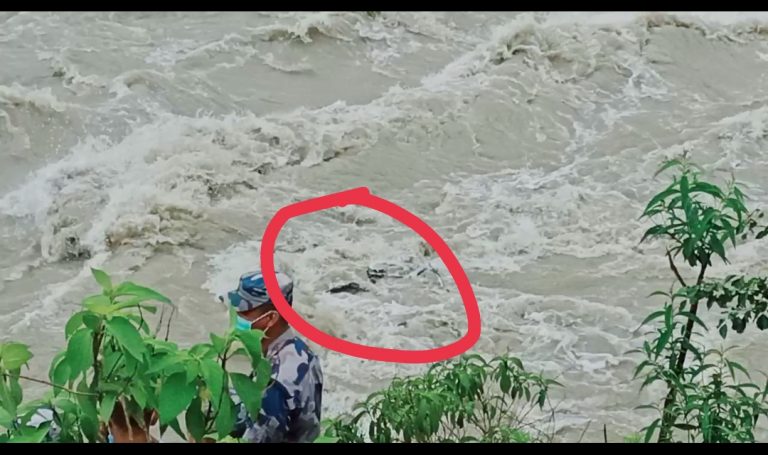 बाढीले गाडी बगाउँदा इन्जिनियरसहित २ बेपत्ता