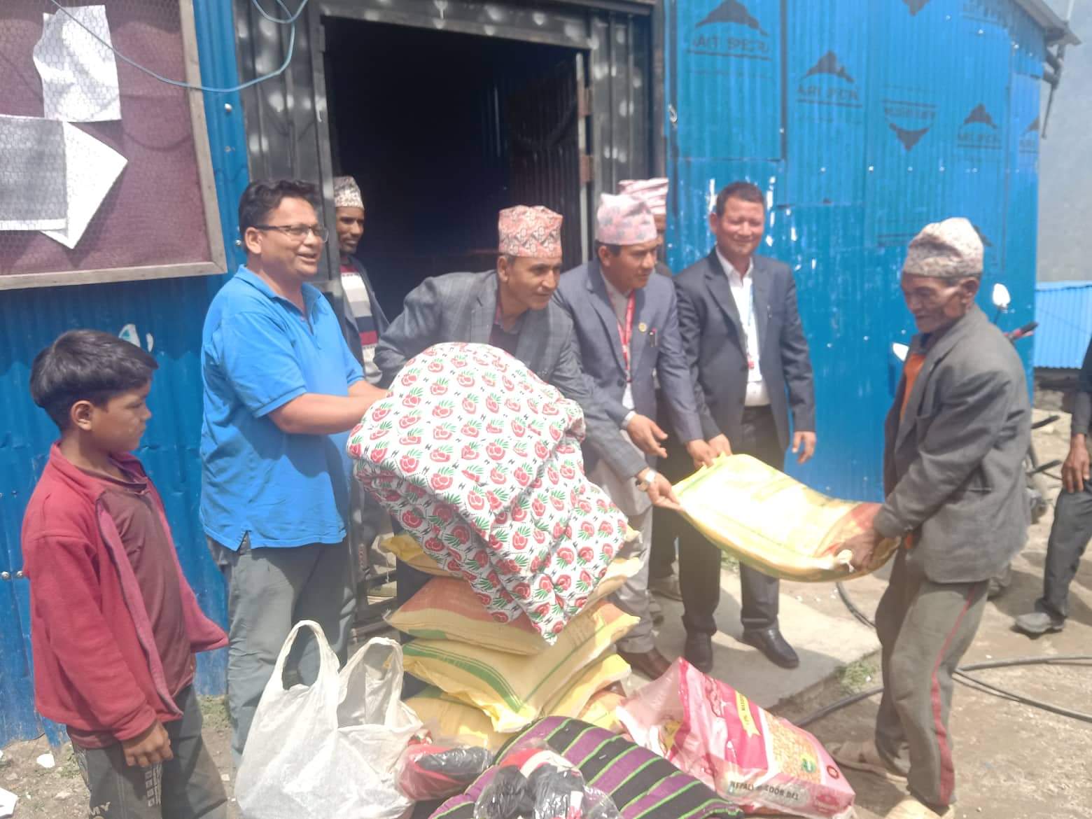 बिचल्लीमा परेका रास्कोटका बालकलाई सादा नेपालकाे सहयोग
