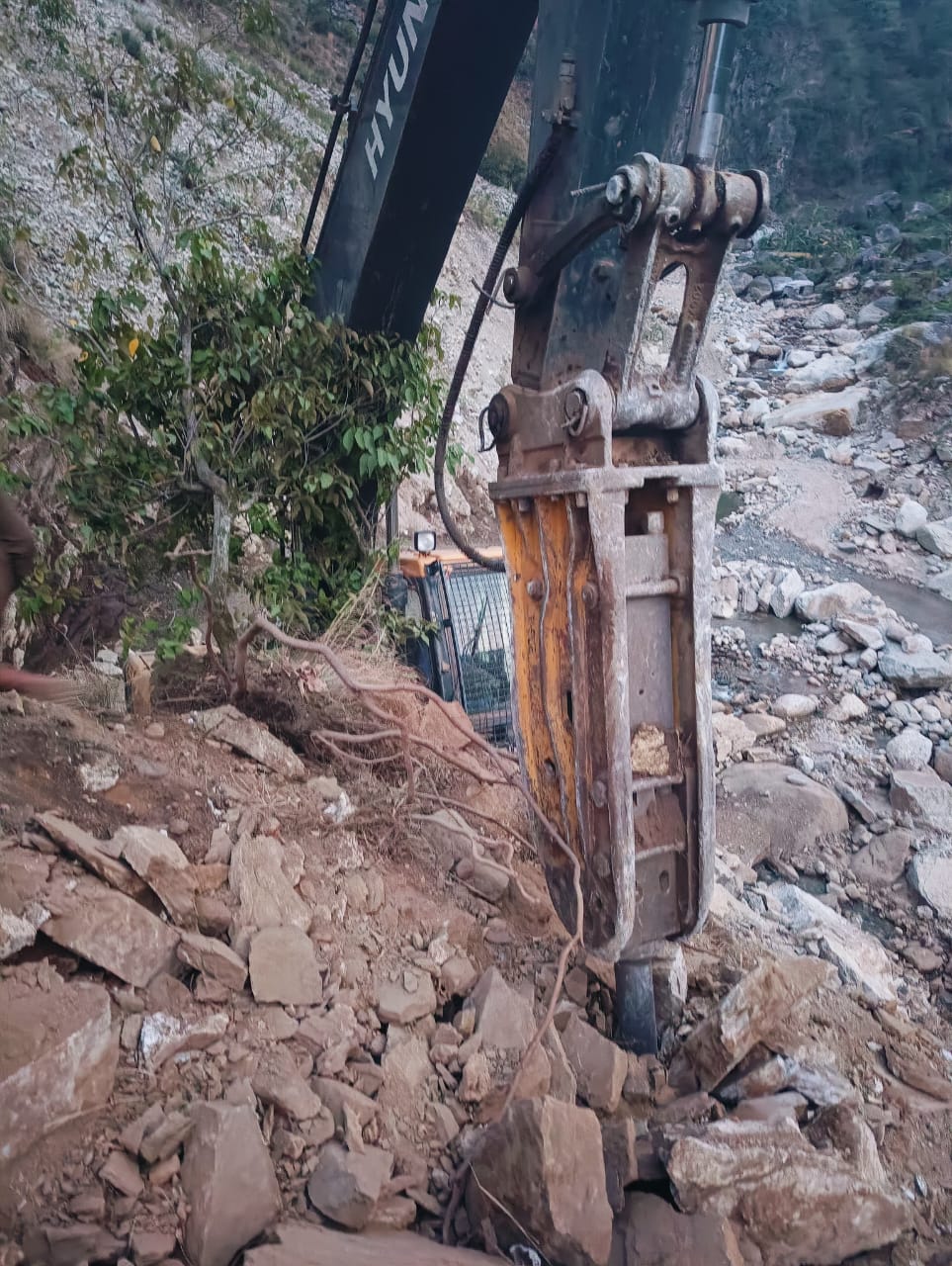 ‎ सेरी पान्तडी राेडखन्ने क्रममा पहिरोले डोजर पुर्‍यो